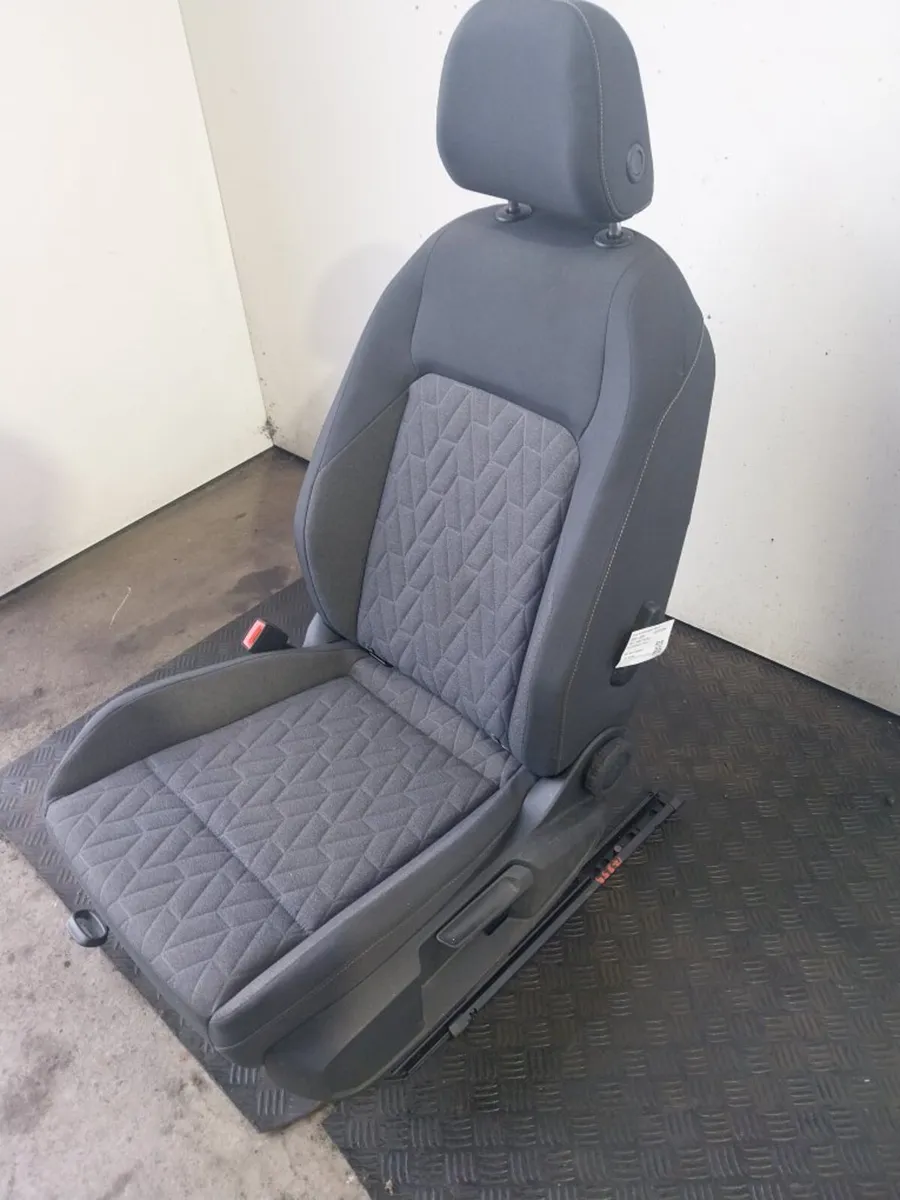 2025 VW Golf mk8 Front Passenger seat 5 doors - Image 3