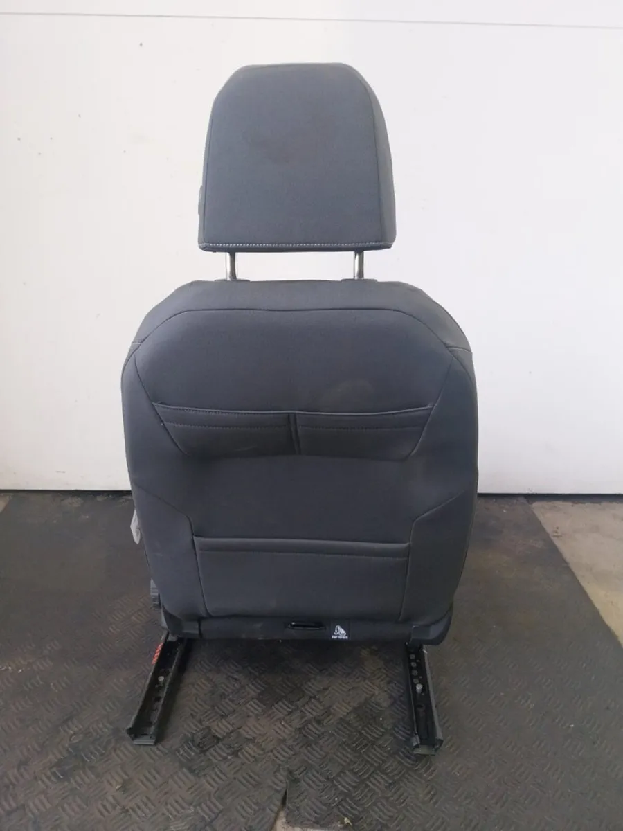 2025 VW Golf mk8 Front Passenger seat 5 doors - Image 4