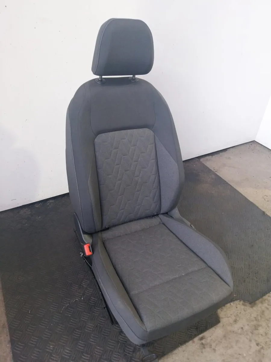 2025 VW Golf mk8 Front Passenger seat 5 doors - Image 1
