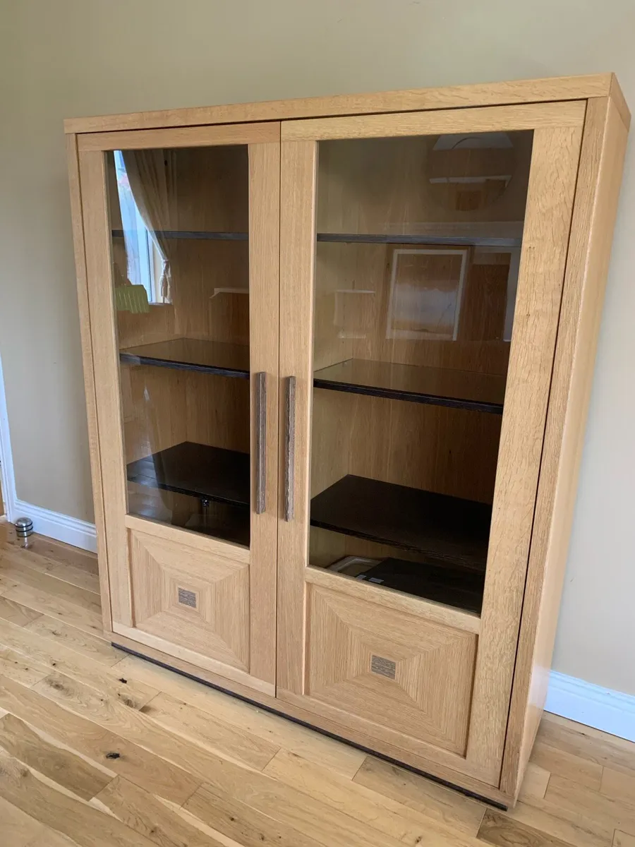 Glass cabinet with interior lighting - Image 1