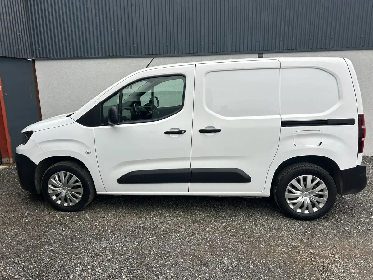 2022 Peugeot Partner 'Reverse cam + A/c - Image 3