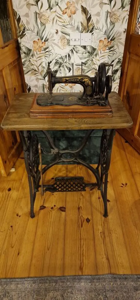 Singer sewing machine and table - Image 1