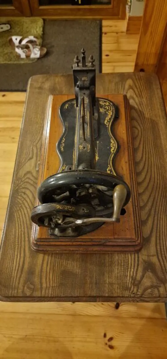 Singer sewing machine and table - Image 2