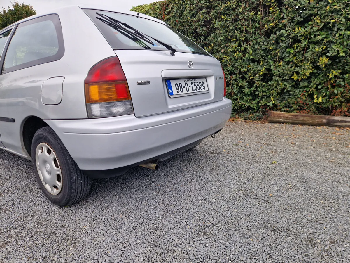 Mazda 323 LX 3dr 1998 - Image 4
