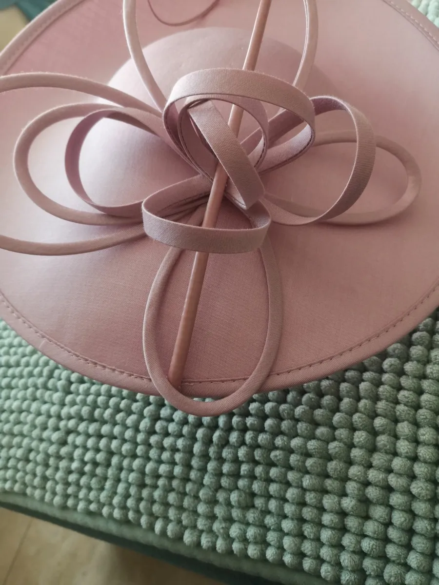 Mother of bride or groom hat  from hobbs - Image 3