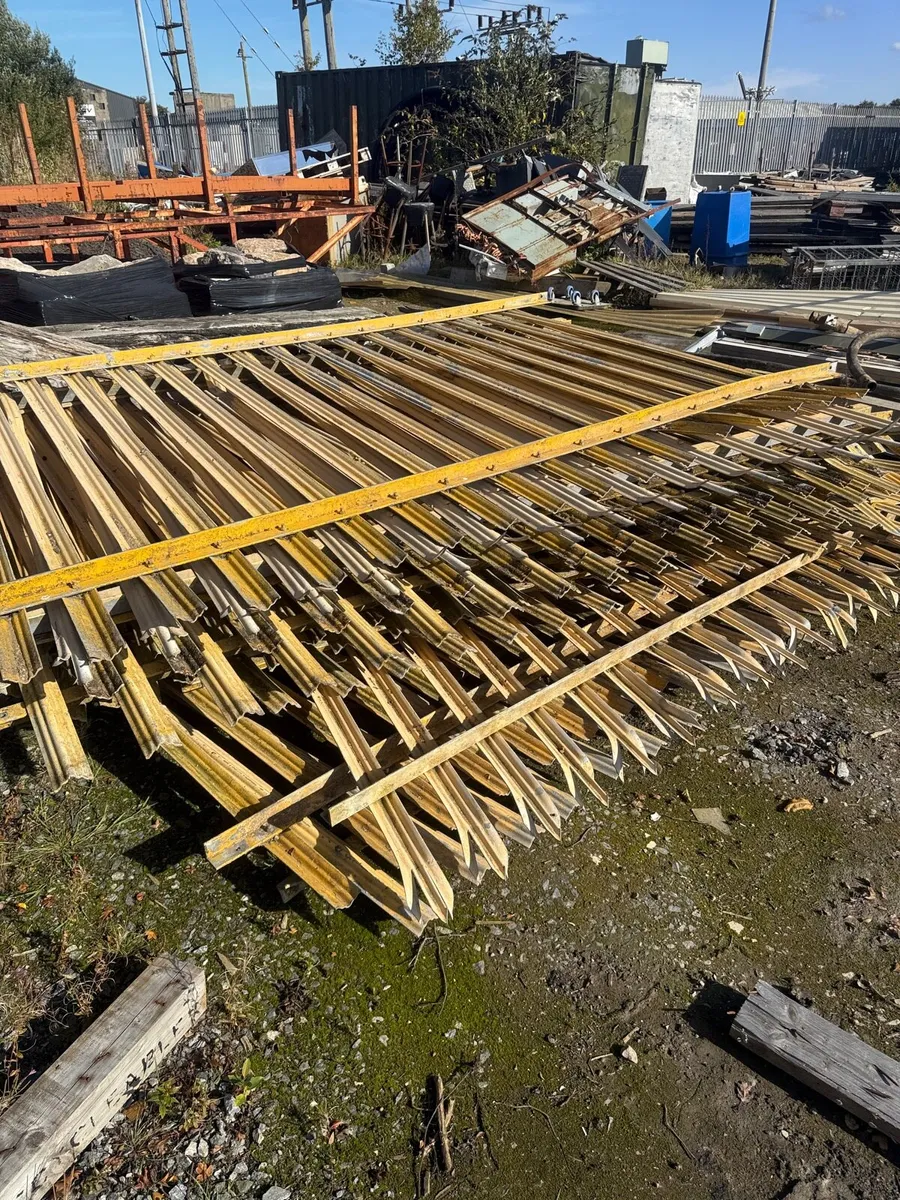 Palisade Fencing job lot 2.8 wide x 2.340 - Image 1