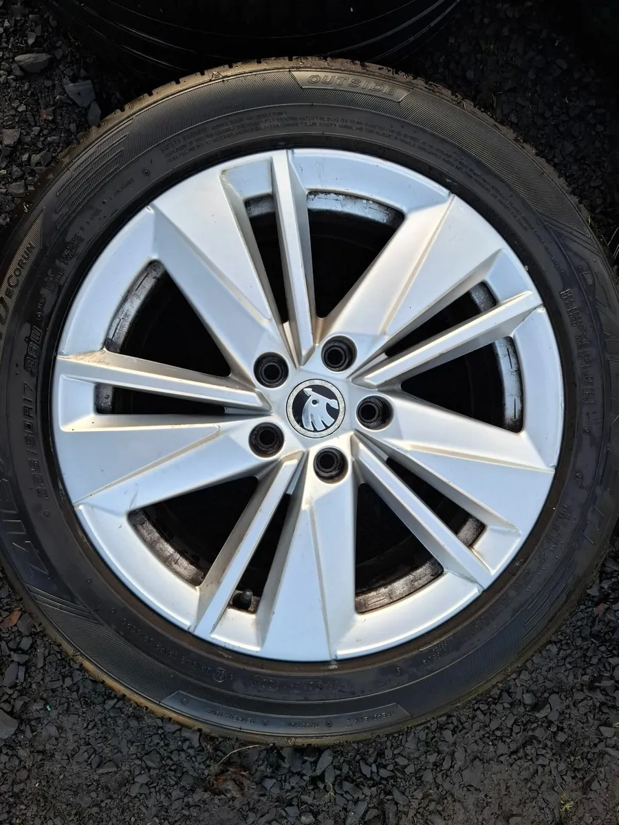 17" Genuine Skoda Octavia,  Superb Alloys with tyr - Image 1