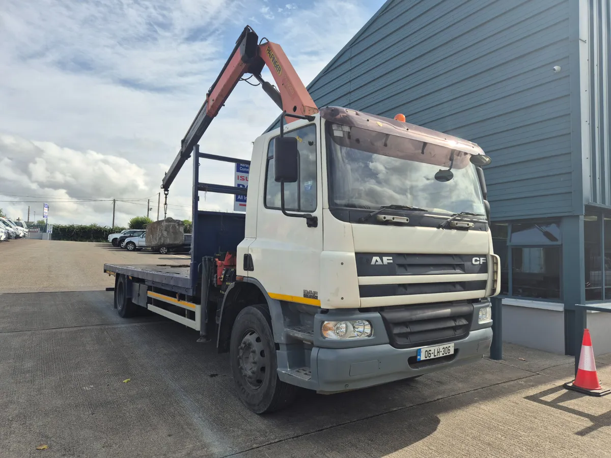 2006 DAF CF 18TON FLAT AND CRANE - Image 4