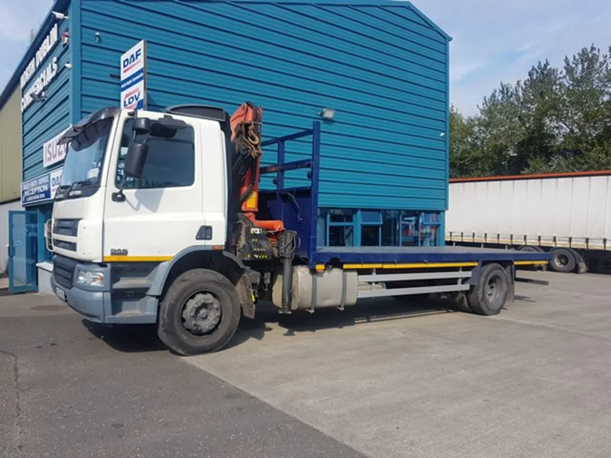2006 DAF CF 18TON FLAT AND CRANE - Image 1
