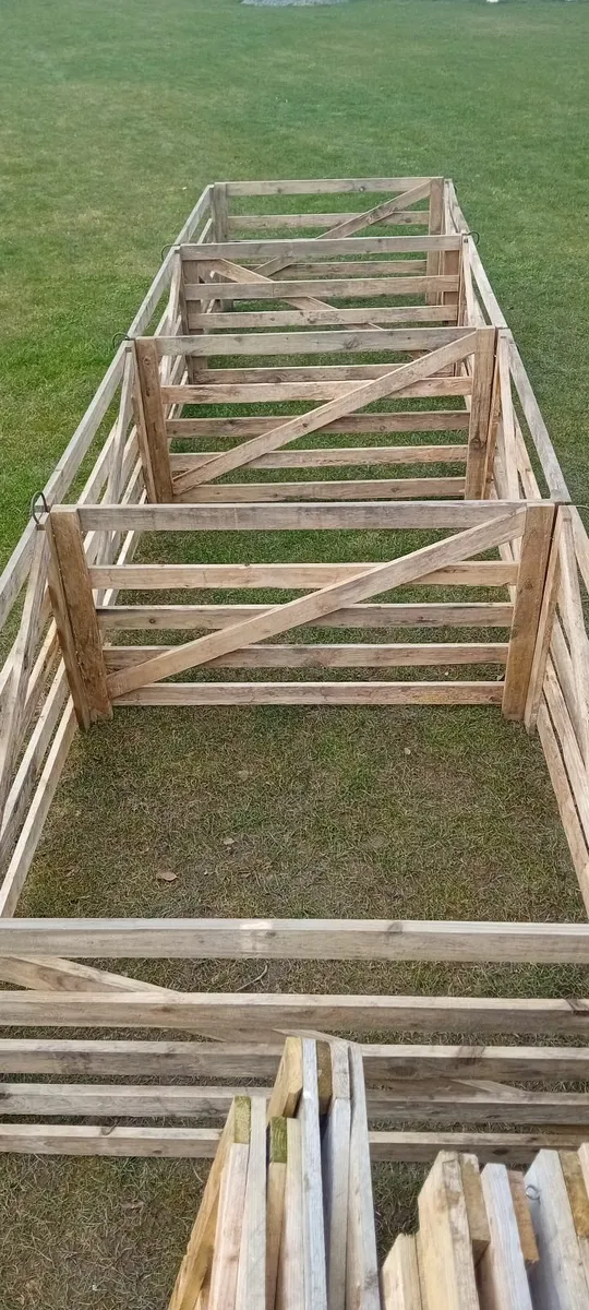 Lambing pens, sheep hurdles, gates,troughs & slats - Image 1