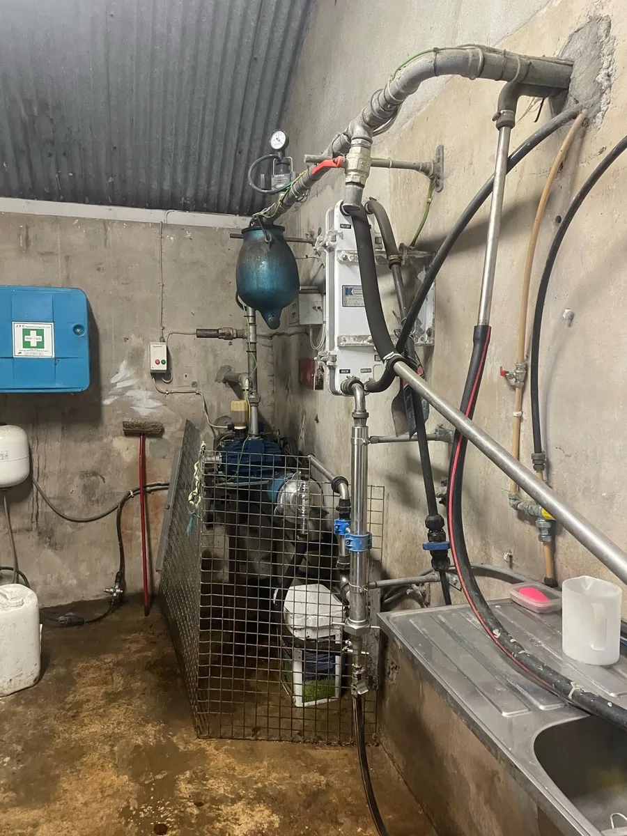 8 unit dairy master milking machine - Image 1