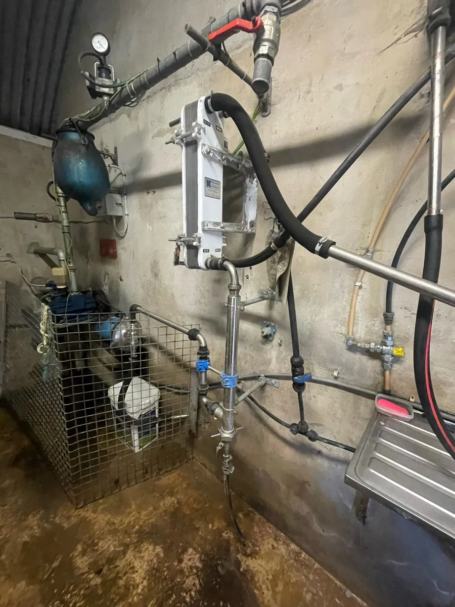 8 unit dairy master milking machine - Image 2