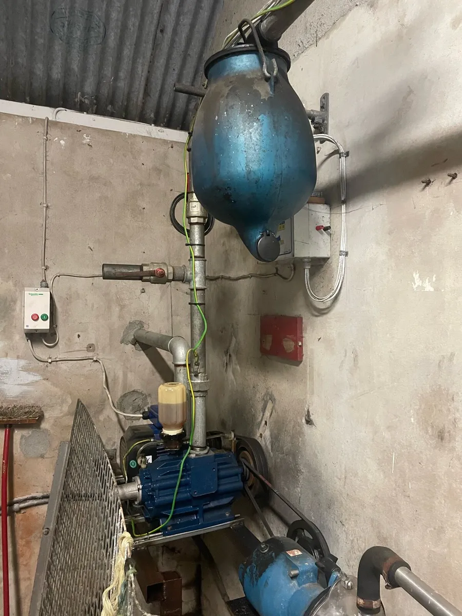 8 unit dairy master milking machine - Image 4
