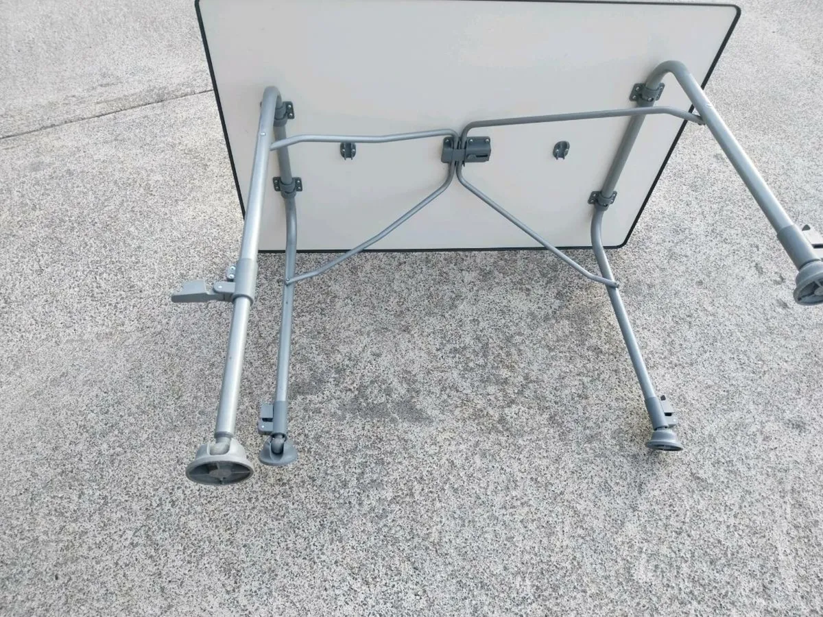 Camping chairs and folding table - Image 4