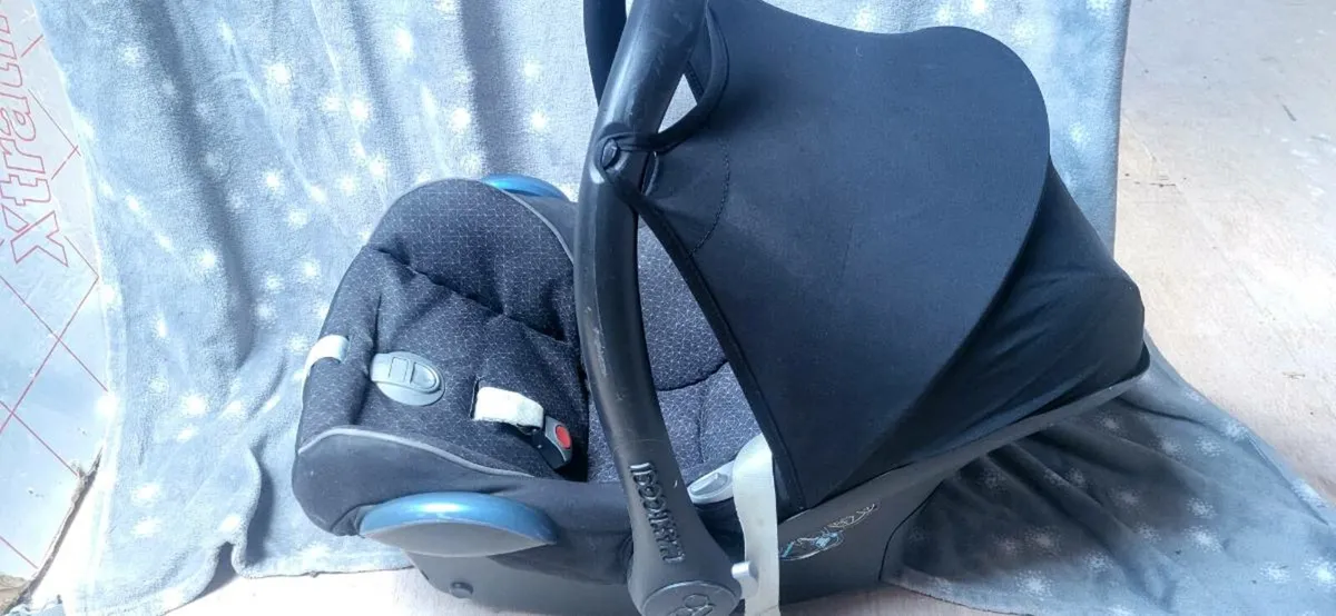 Maxi Cosi car seat - Image 1