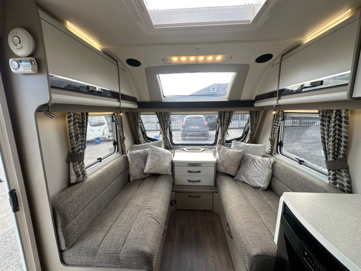 ⭐️ 2018 SWIFT STERLING ISLAND BED ⭐️ - Image 4