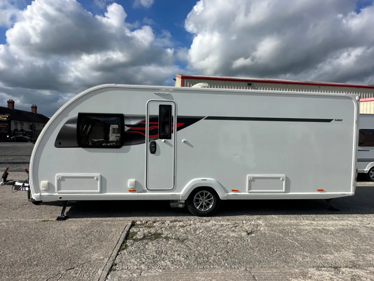 ⭐️ 2018 SWIFT STERLING ISLAND BED ⭐️ - Image 3