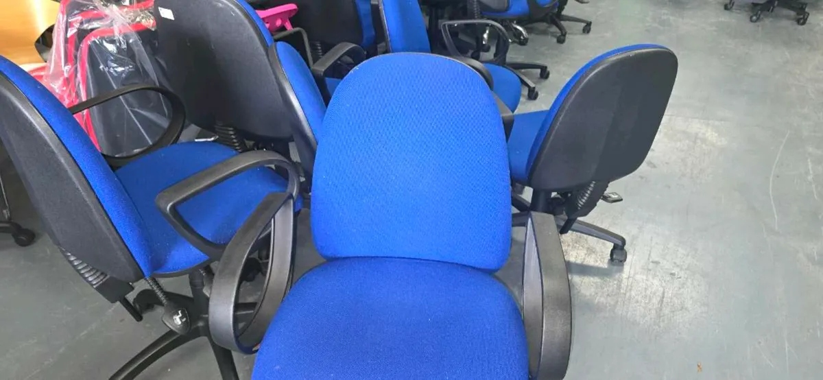25 second-hand hand office chairs in blue fabric