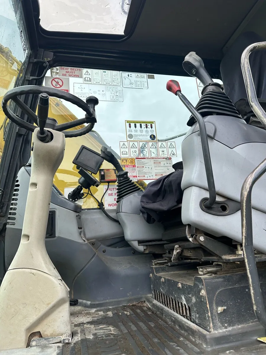 Komatsu Hydraulic Digger - Image 3