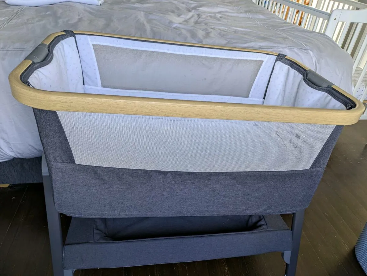 Tutti Cozee Bambini Lite baby co-sleeper - Image 1