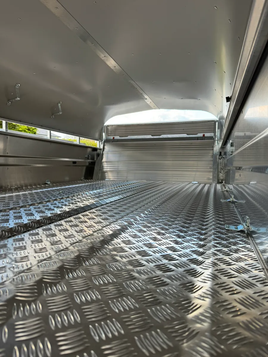 Nugent livestock trailer - Image 1