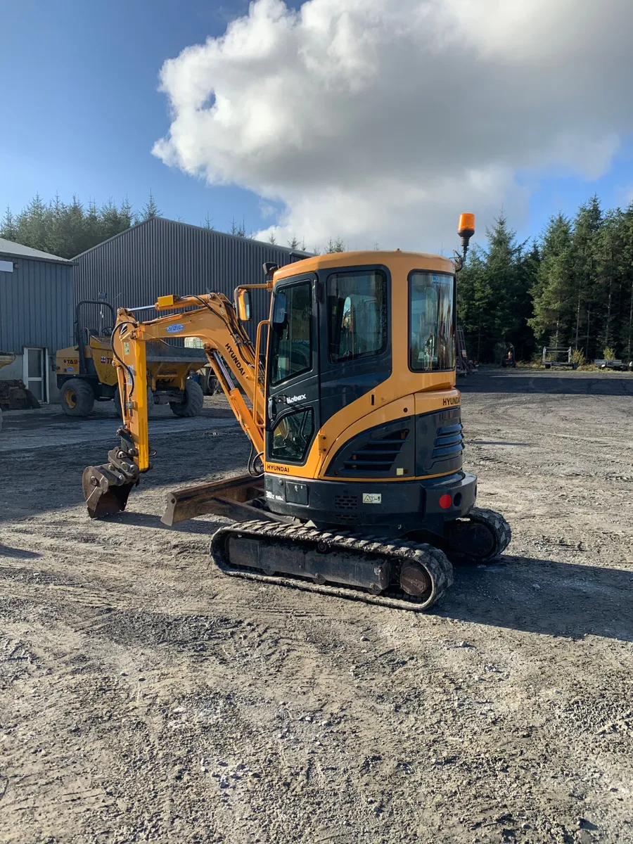 Hyundai 30z-9.                 2018 - Image 1
