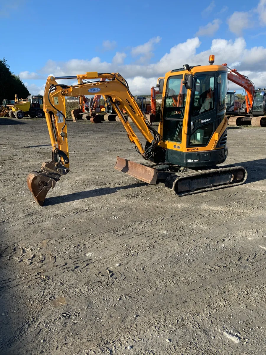 Hyundai 30z-9.                 2018 - Image 2