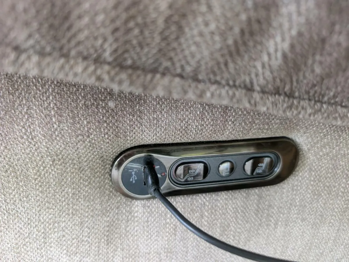 2 recliner sofas. - Image 4