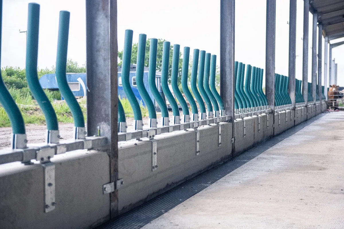 Evolve Feed Rail Barrier Fence EASYFIX - Image 3