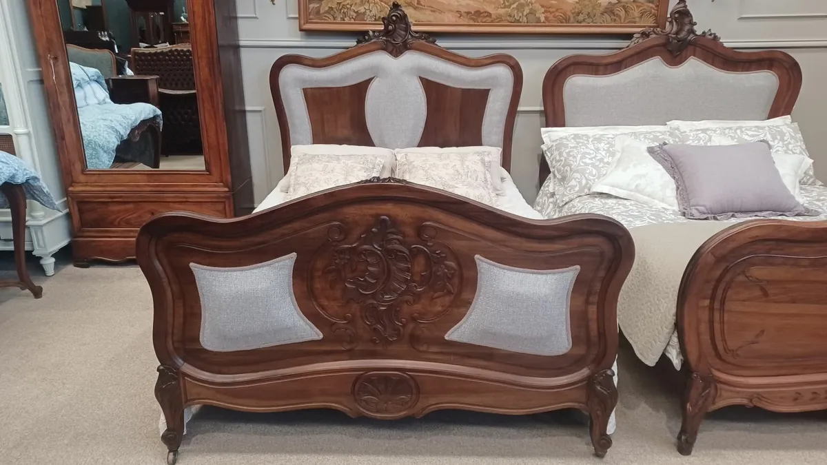 Two upholstery beds Louis XV - Image 3