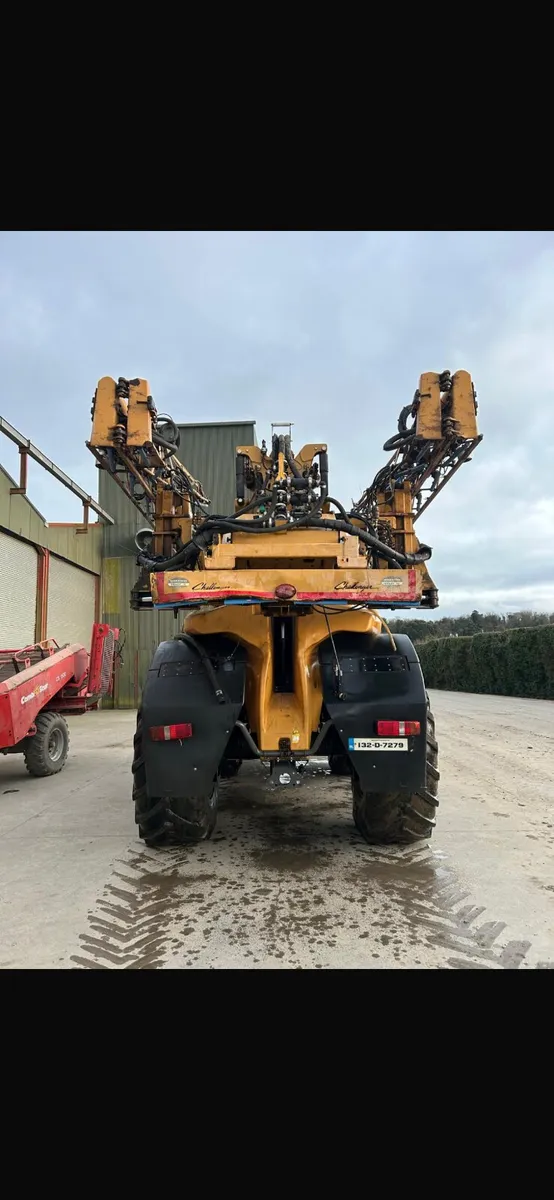 Self propelled Rogator 645B  yr2013 - Image 4