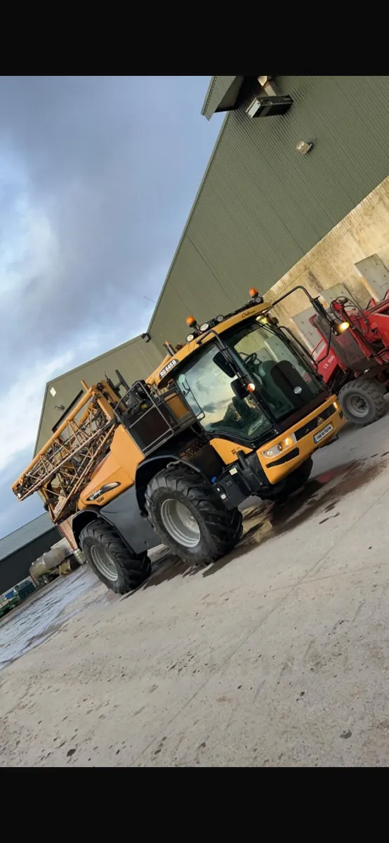 Self propelled Rogator 645B  yr2013 - Image 2