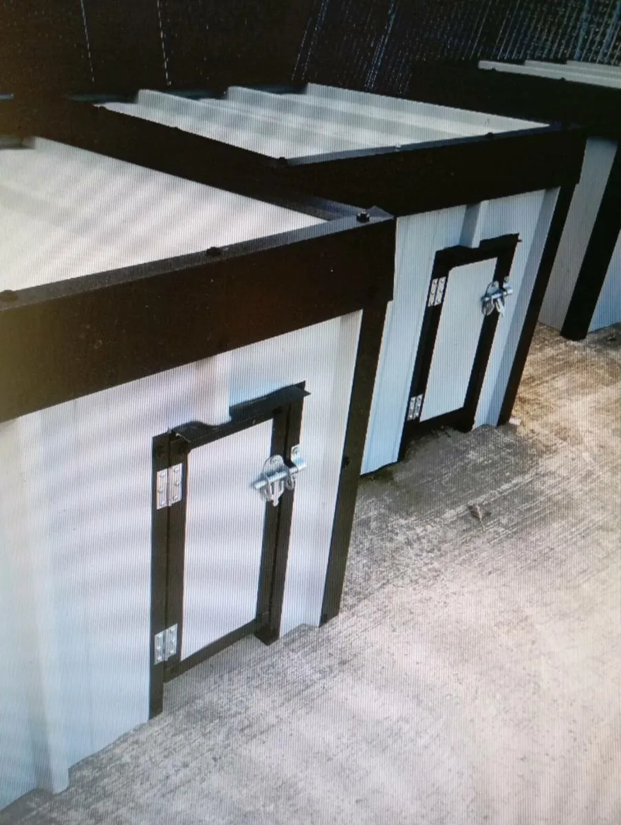 Insulated steel dog house kennel - Image 3