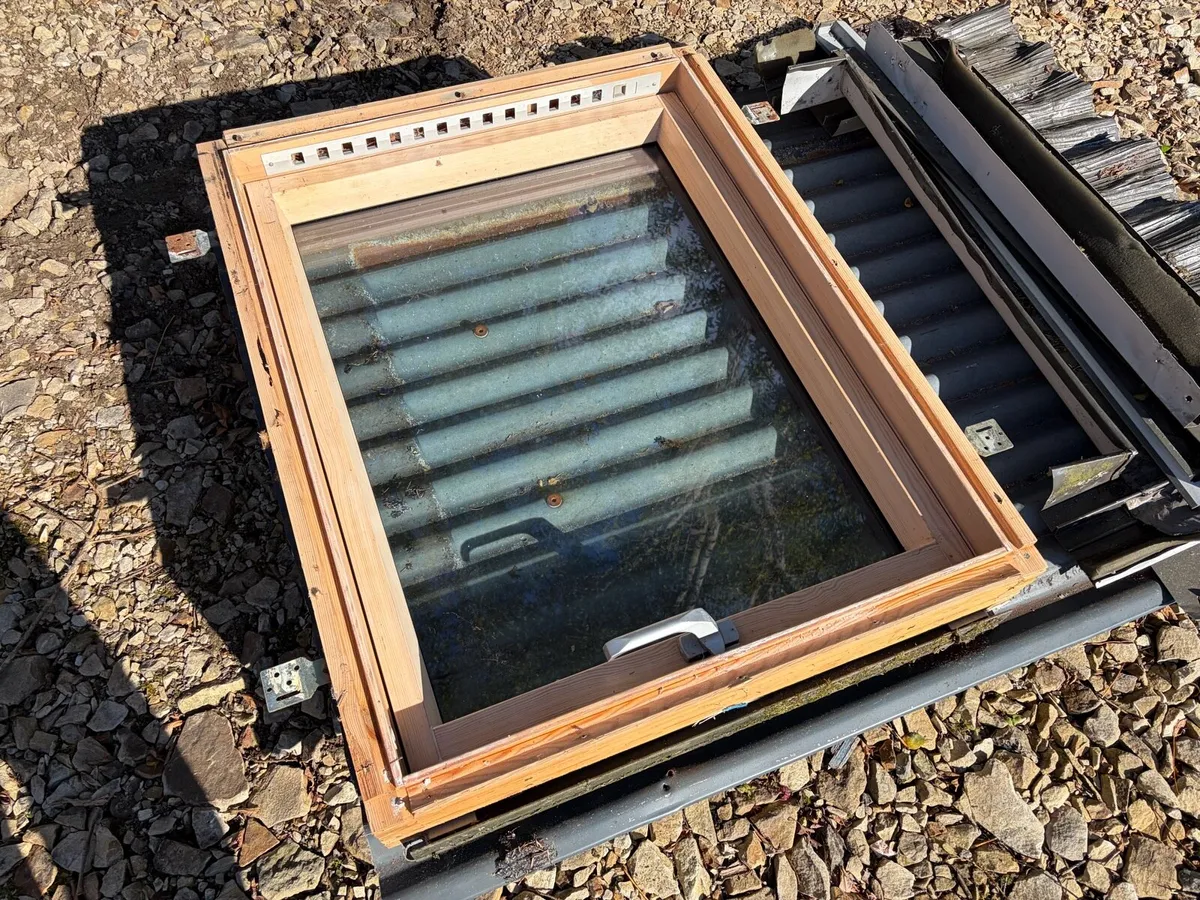 Used Fakro skylight - 78 x 98cm Centre Pivot - Image 2