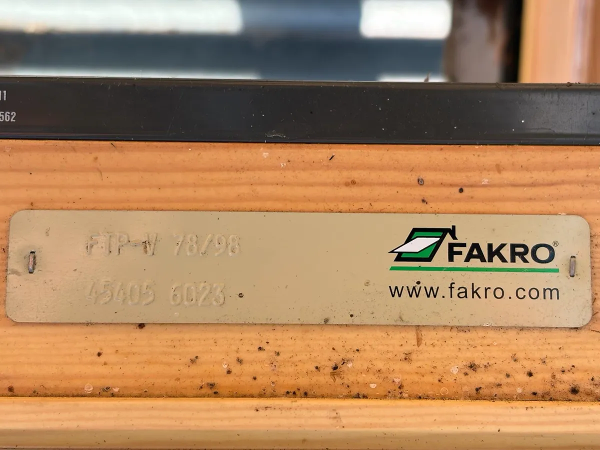 Used Fakro skylight - 78 x 98cm Centre Pivot - Image 3