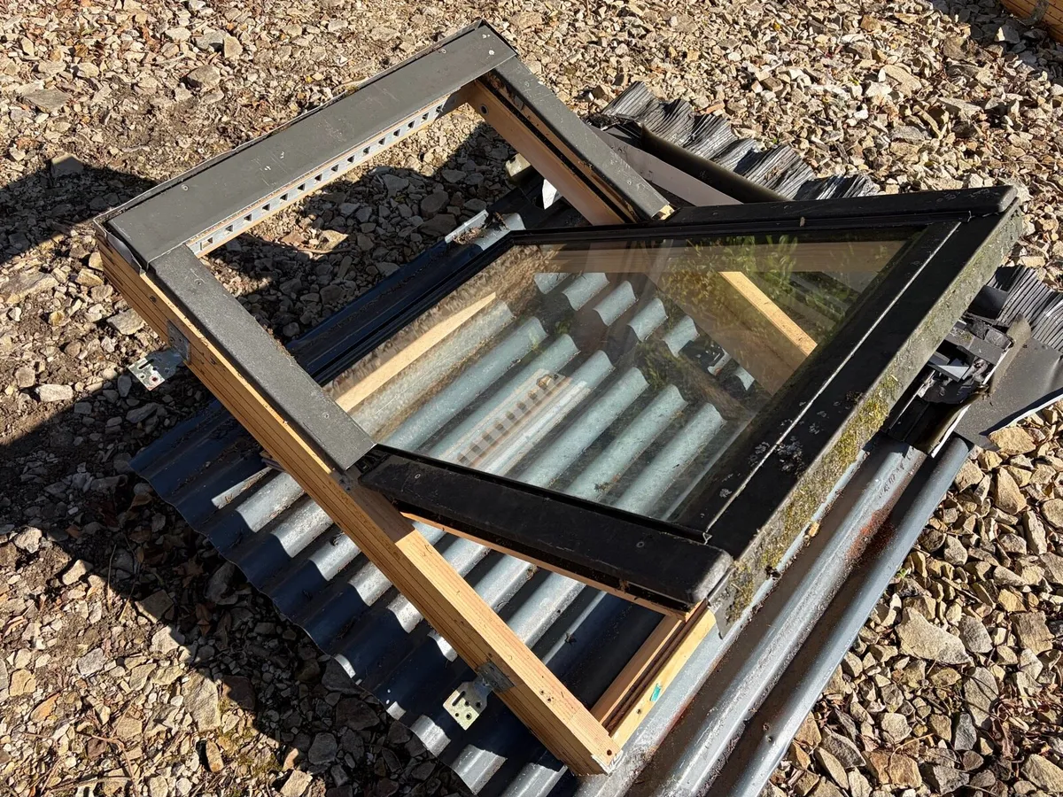 Used Fakro skylight - 78 x 98cm Centre Pivot - Image 4