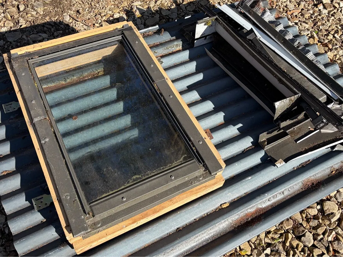 Used Fakro skylight - 55 x 78cm Centre Pivot - Image 2
