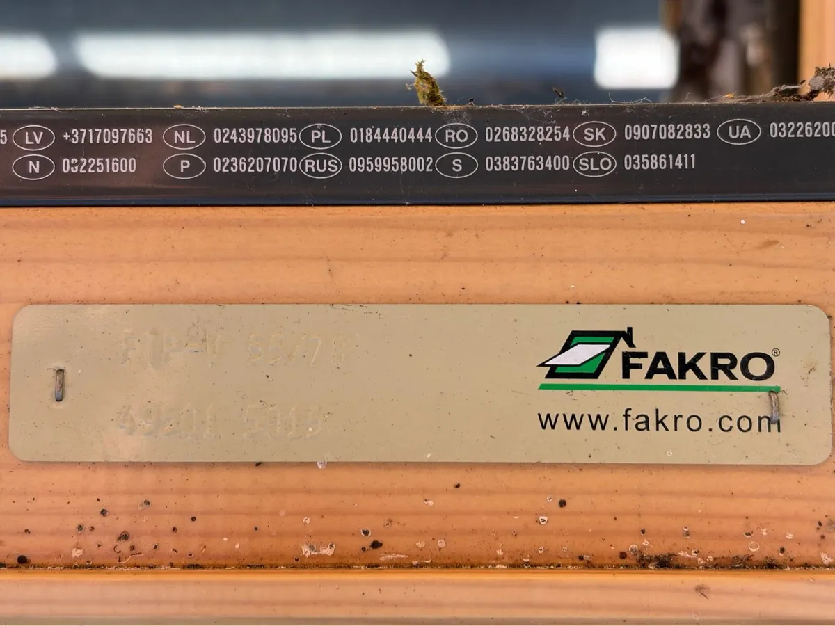 Used Fakro skylight - 55 x 78cm Centre Pivot - Image 4