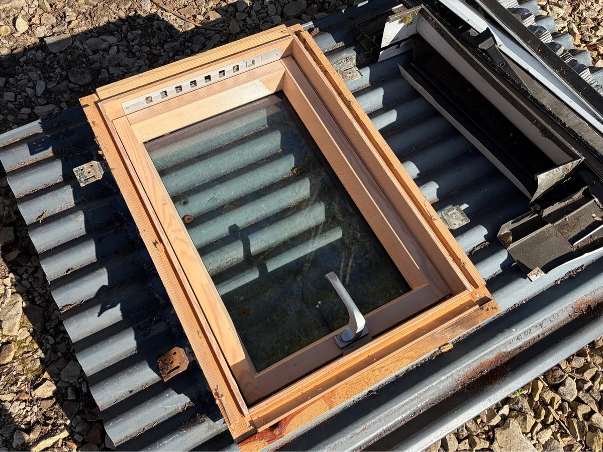 Used Fakro skylight - 55 x 78cm Centre Pivot - Image 3