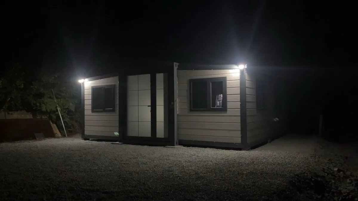 Expandable house/office - Image 1