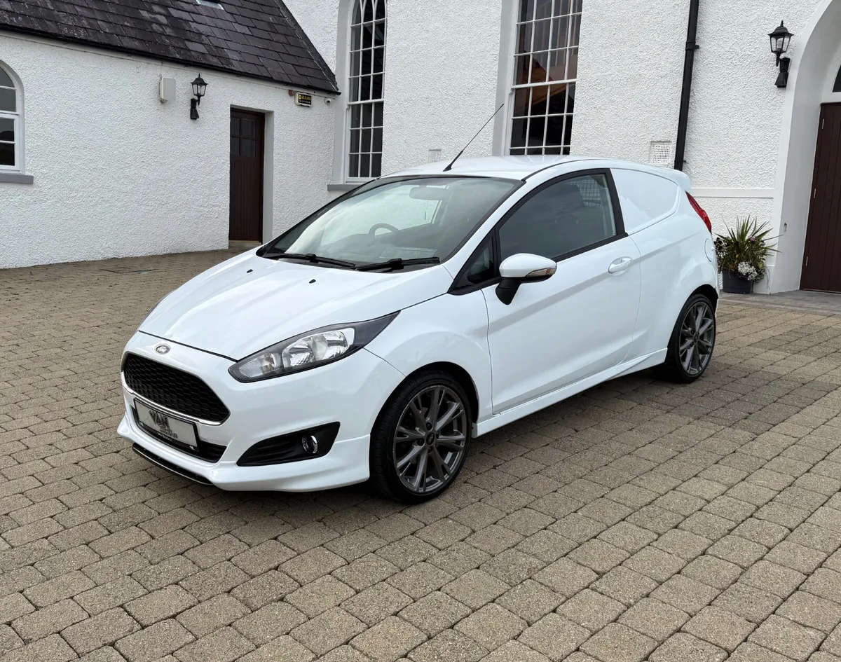 2017 Ford Fiesta Van 1.5tdci ST-Lin - Image 3