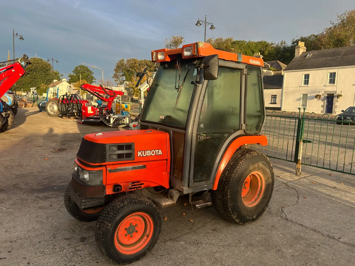 Kubota ST30 Compact Tractor - Image 1