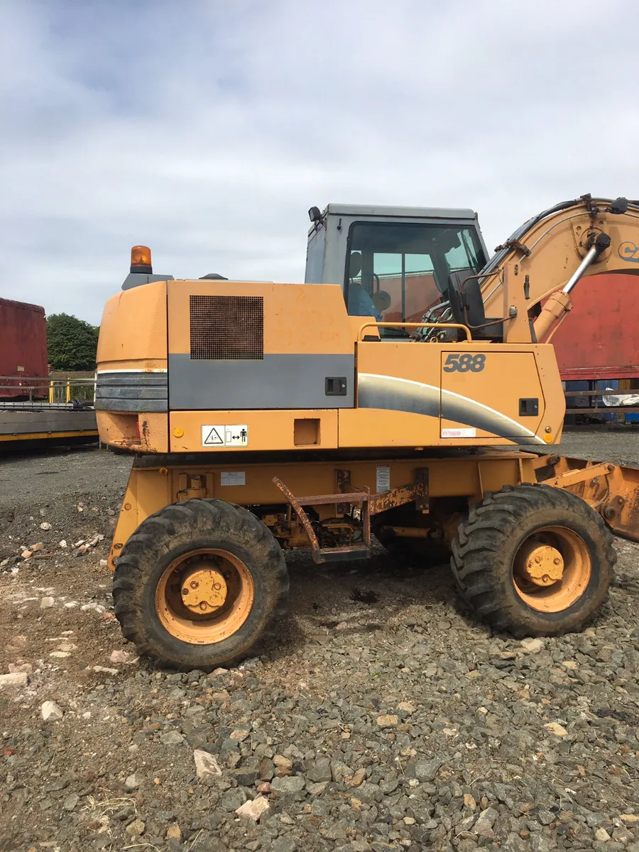 EXCAVATOR RUBBER DUCK  CASE 588 15 -16 TONS  LOW - Image 1