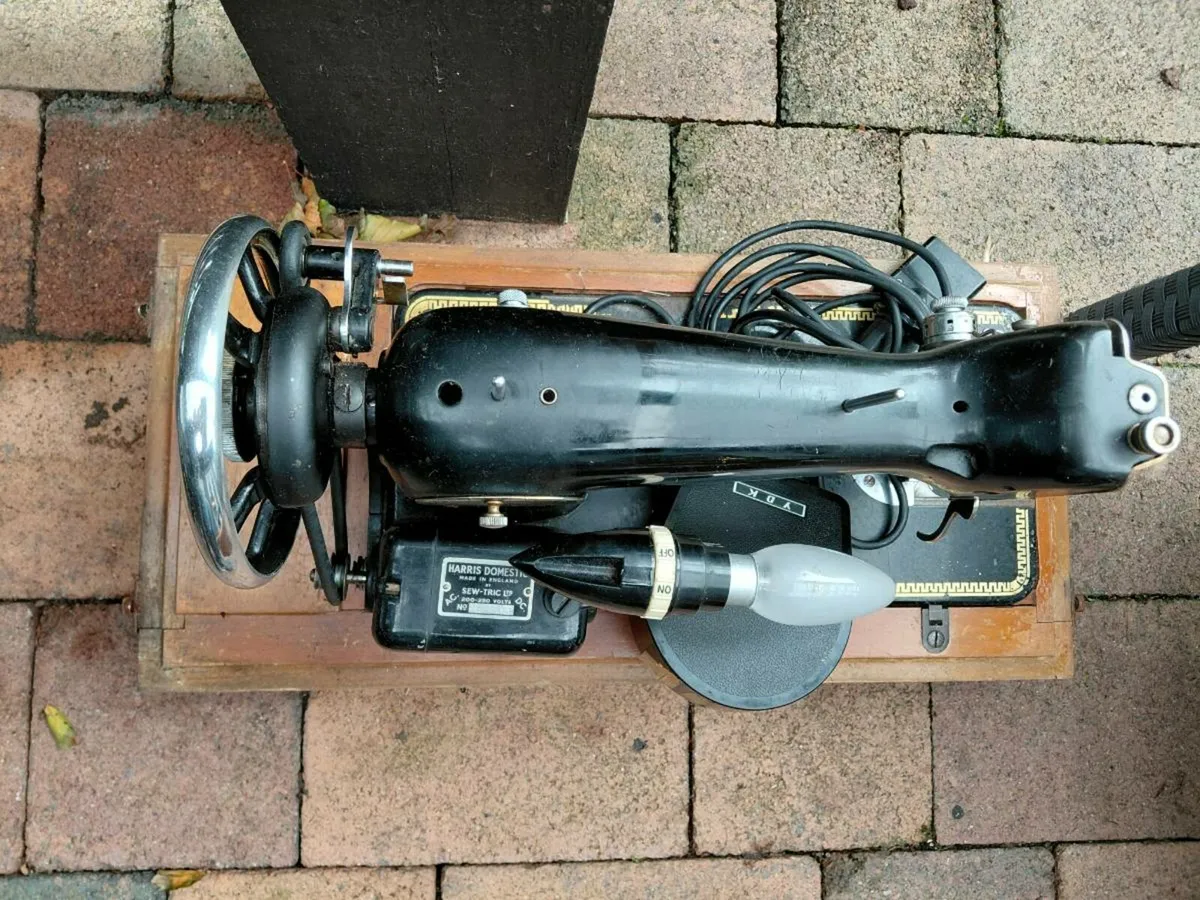 HARRIS Sewing Machine - Image 2