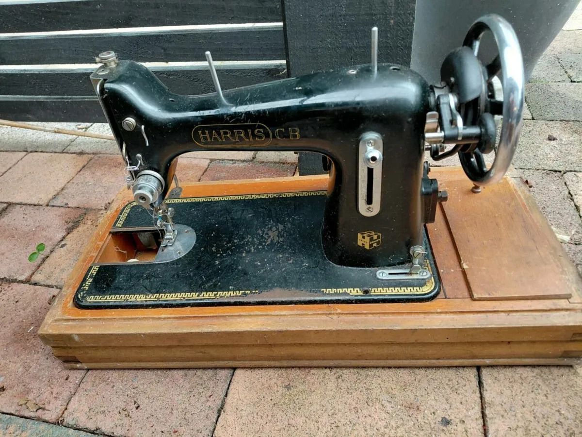 HARRIS Sewing Machine - Image 4