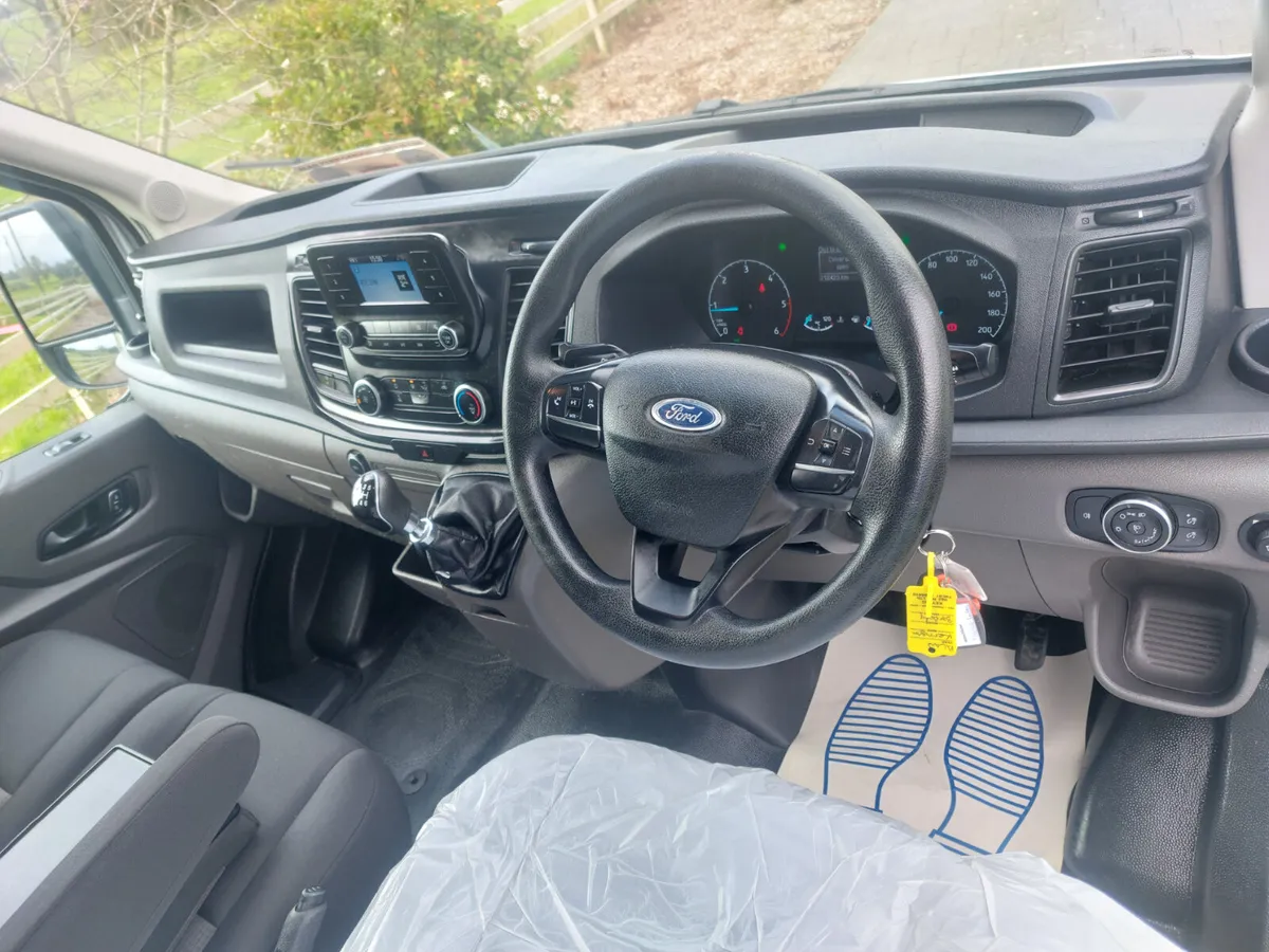 FORD TRANSIT 202' LUTON WITH TAIL LIFT - Image 4