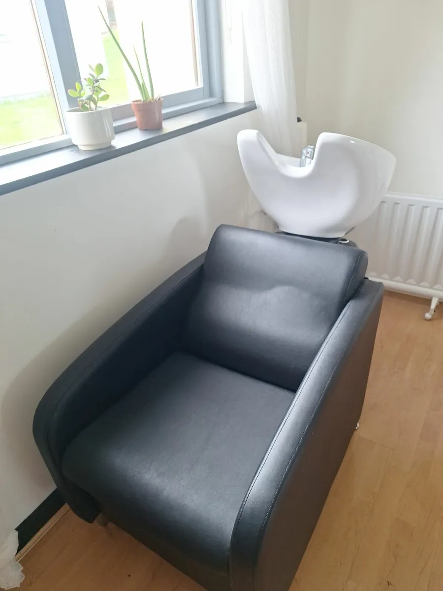 Salon equipment - Image 1
