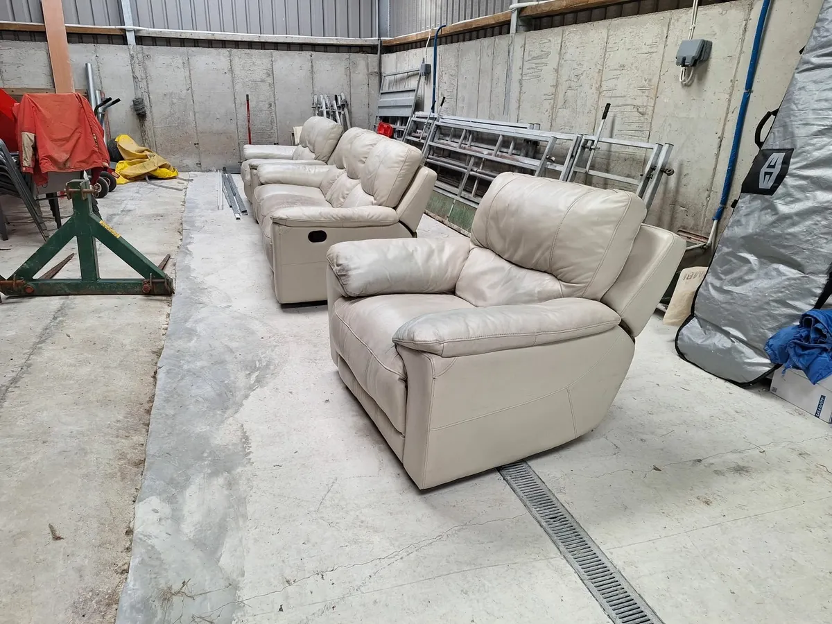 Three piece suite Free to take away - Image 3