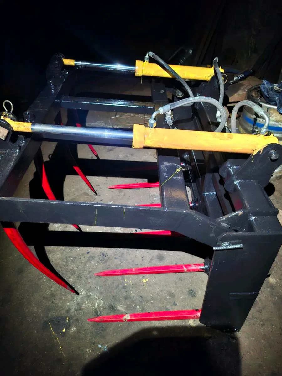 4 ft silage grab +other items of machinery - Image 1