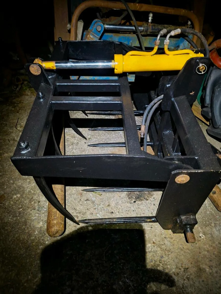 4 ft silage grab +other items of machinery - Image 3